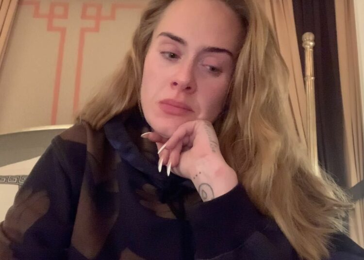 Captan a Adele ebria y llorando en un club gay hasta hizo pole dance