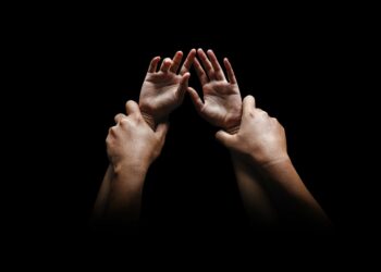 Mujer es condenada a 25 años de prisión tras someter a dos niñas a ser agredidas sexualmente por su pareja