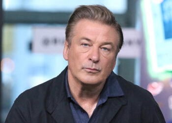 La familia de la directora de fotografía muerta durante el rodaje de ‘Rust’ demanda a Alec Baldwin