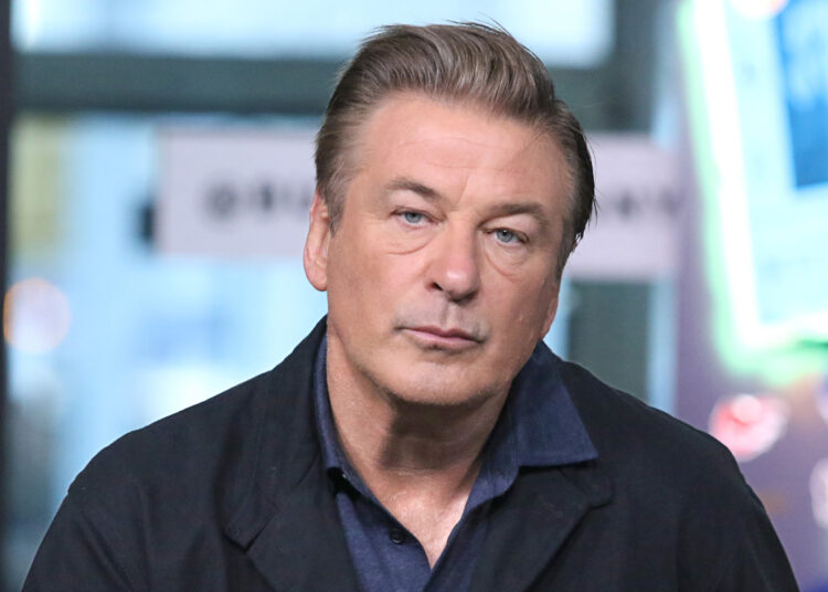 La familia de la directora de fotografía muerta durante el rodaje de ‘Rust’ demanda a Alec Baldwin