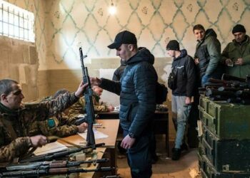 Ucrania entrega armas a todos los ciudadanos que puedan disparar para defenderse de la invasión rusa