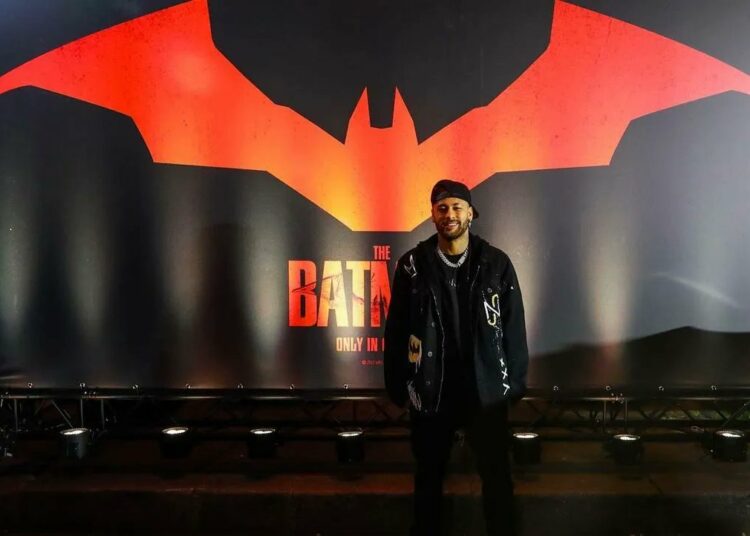Neymar, fanático de Batman fue el invitado de lujo en la avant premier de la nueva película y su gesto tras subirse al Batimovil