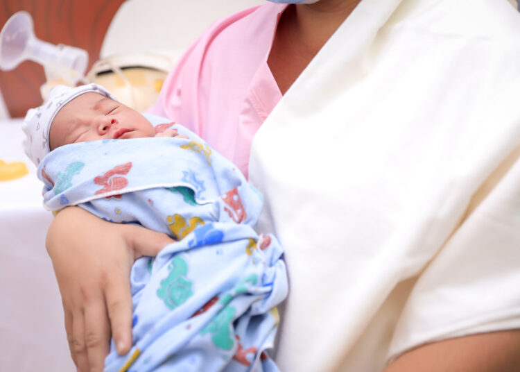 El Salvador busca implementar nuevo modelo de atención materno-infantil con Ley Nacer con Cariño