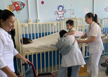 Proponen ampliar días de licencia a padres que cuidan a hijos con enfermedades graves