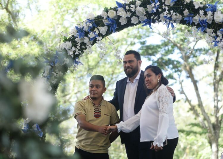 Alcaldía de San Salvador realiza bodas colectivas en el día de San Valentín