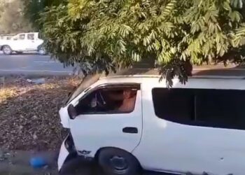 VIDEO | Hombre desnudo a bordo de un microbús mató a un motociclista y exclama: «¡El juicio llegó, arrepiéntanse!»