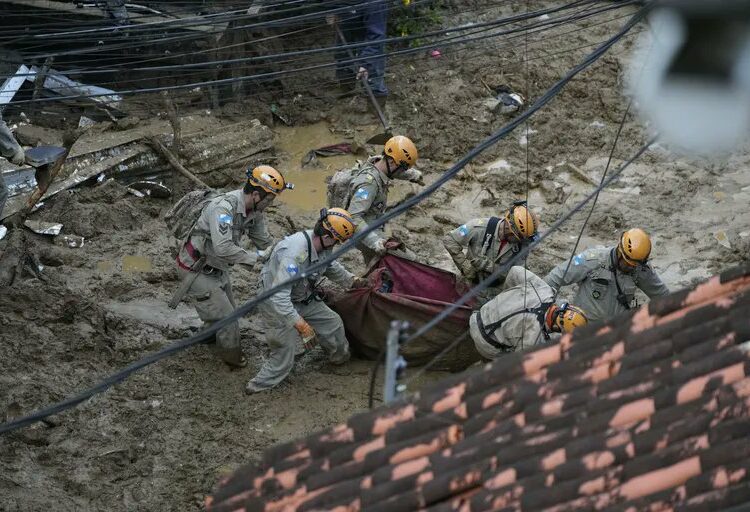 Medio centenar de muertos en Brasil por el fuerte temporal que azotó Petrópolis