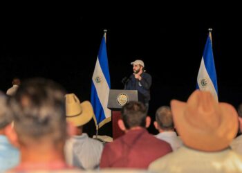 Presidente Bukele coloca la primera piedra de puentes San Antonio y Carolina, en el departamento de San Miguel