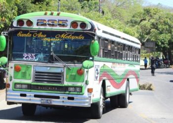 Mujer muere arrollada por autobús de ruta 235 en Santa Ana