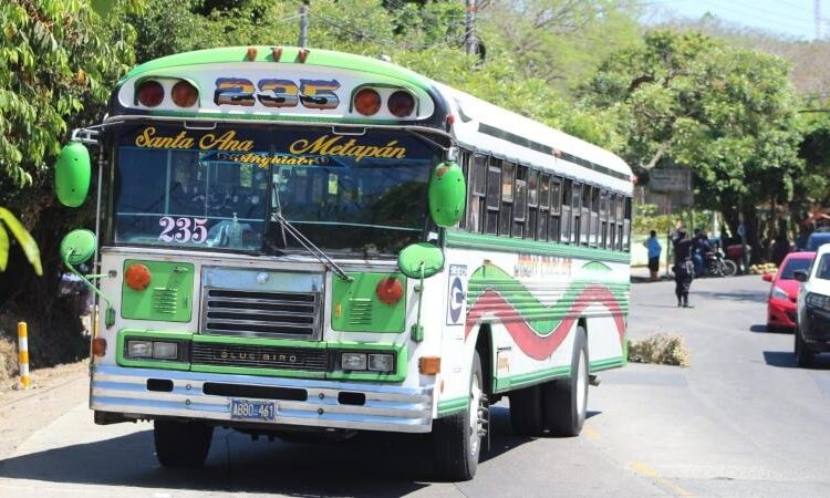 Mujer muere arrollada por autobús de ruta 235 en Santa Ana