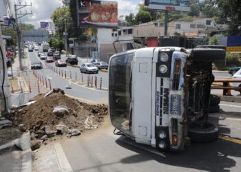 Camión vuelca en la incorporación al redondel Masferrer desde la Avenida Jerusalén