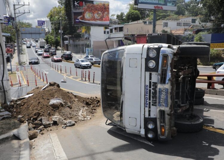 Camión vuelca en la incorporación al redondel Masferrer desde la Avenida Jerusalén