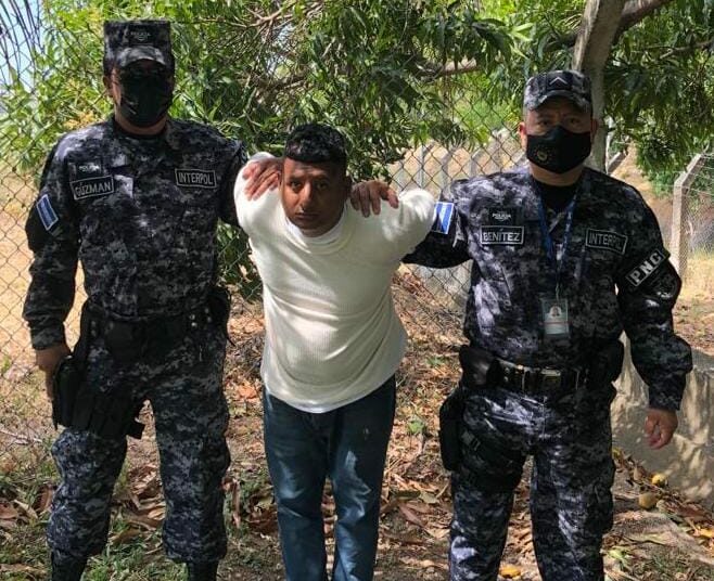 Sujeto es capturado por la PNC en Aeropuerto Internacional por tener difusión roja de la INTERPOL