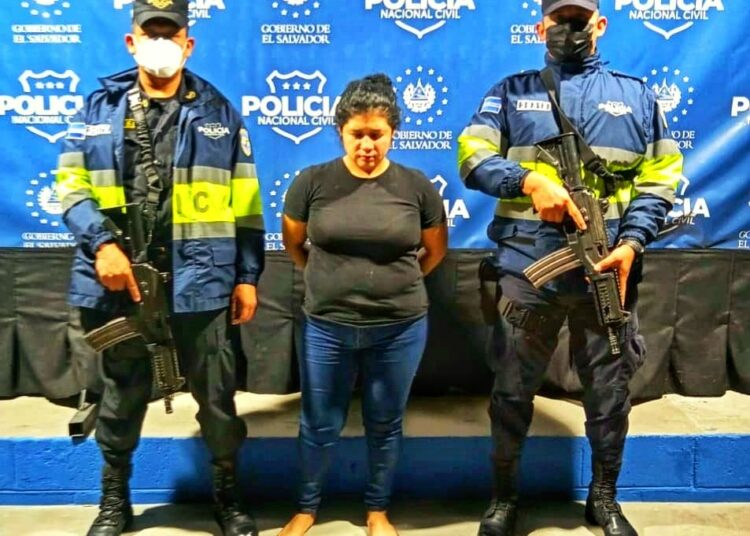 Capturan a mujer que conducía con 464° de alcohol en San Bartolo, Ilopango