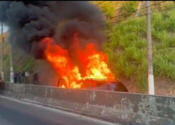 Se reporta vehículo incendiado en bulevar del Ejército