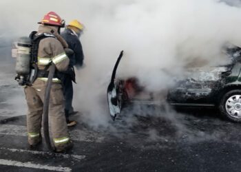 Se reporta vehículo incendiado sobre calle al volcán, Mejicanos
