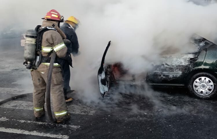 Se reporta vehículo incendiado sobre calle al volcán, Mejicanos