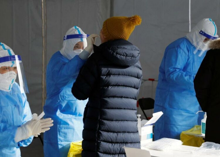 China confina ciudad de 3,5 millones tras detectar casos de COVID-19