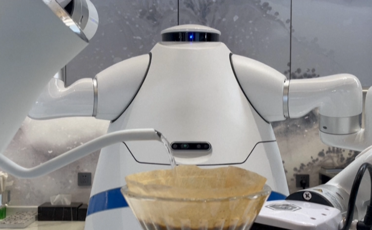 (VIDEO) Así trabajan los robots que preparan café, tragos y comida en los Juegos Olímpicos de invierno 2022