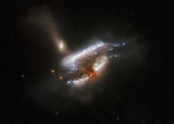 (VIDEO) Tres galaxias colisionan y se fusionan entre sí en una nueva imagen captada por el telescopio Hubble