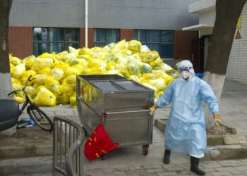 Millones de toneladas de desechos generados por la pandemia son una amenaza, dice la OMS