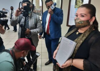 Carolina Corpeño se inscribe ante la Asamblea Legislativa para participar en el proceso de selección de Procuradora General