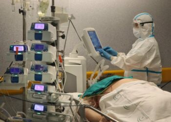 Bajaron los casos de COVID en el mundo en una semana, pero aumentaron las muertes