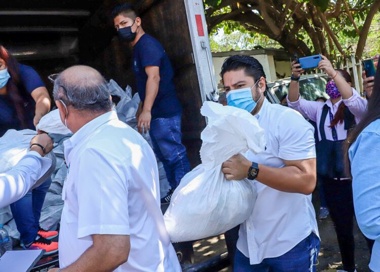 Gobierno continúa entregando paquetes alimenticios a personas afectadas por veda de moluscos