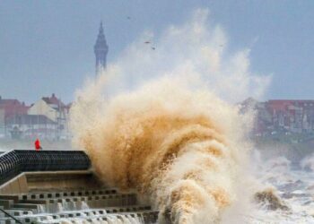 La violenta tormenta Eunice impacta en el Reino Unido con vientos de 195 kilómetros por hora