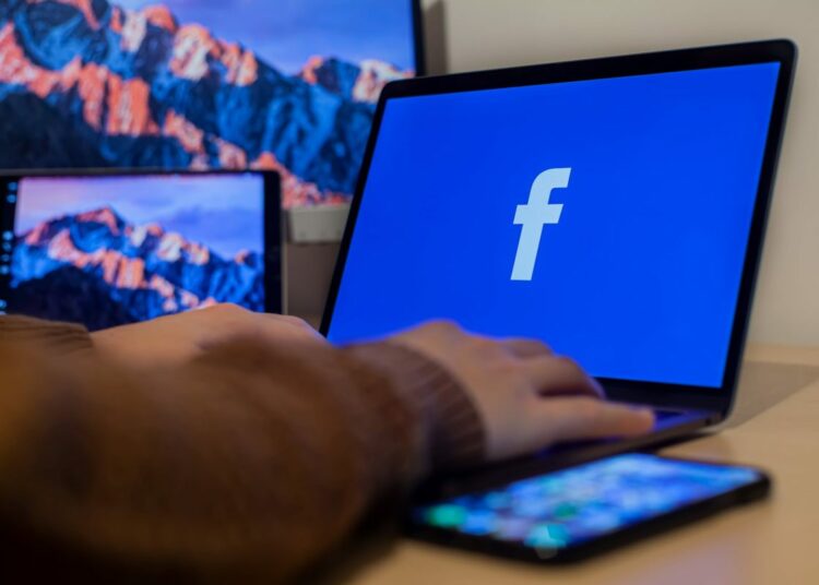 Facebook prohíbe a medios estatales rusos monetizar y hacer publicidad