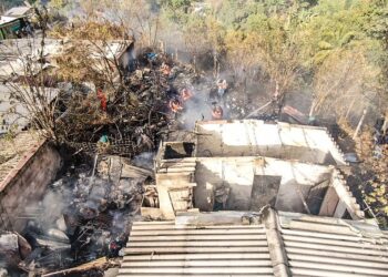 Incendio en Residencial Vista al Lago, de Ilopango, deja dos viviendas consumidas por las llamas