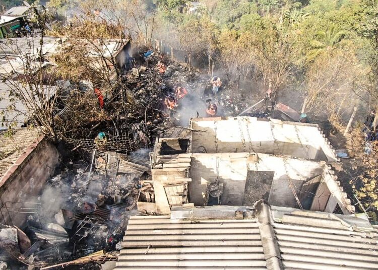 Incendio en Residencial Vista al Lago, de Ilopango, deja dos viviendas consumidas por las llamas