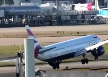 (VIDEO) Imágenes del momento en que fuertes vientos impidieron el aterrizaje de un avión en Londres
