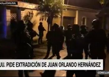 Policía hondureña hace presencia en la casa de Juan Orlando Hernández, luego que Estados Unidos pidiera su extradición anoche