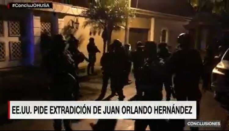 Policía hondureña hace presencia en la casa de Juan Orlando Hernández, luego que Estados Unidos pidiera su extradición anoche