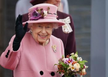 Isabel II cumple 70 años de reinado el mismo día de la muerte de su padre