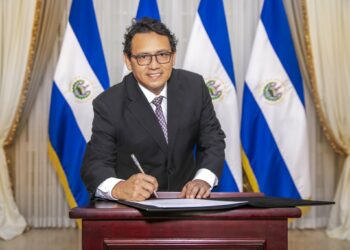 Presidente Bukele juramenta a Mauricio Pineda como Ministro Interino de Educación