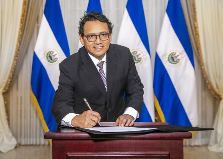 Presidente Bukele juramenta a Mauricio Pineda como Ministro Interino de Educación
