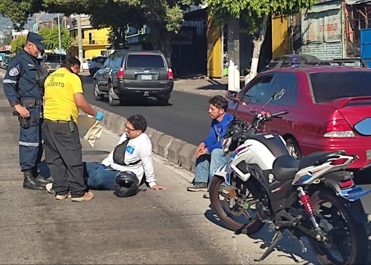 Se reporta fuerte accidente entre dos motociclistas en la Alameda Juan Pablo II
