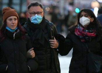 A través de inteligencia artificial, advierten que podrían surgir variantes más contagiosas que Ómicron