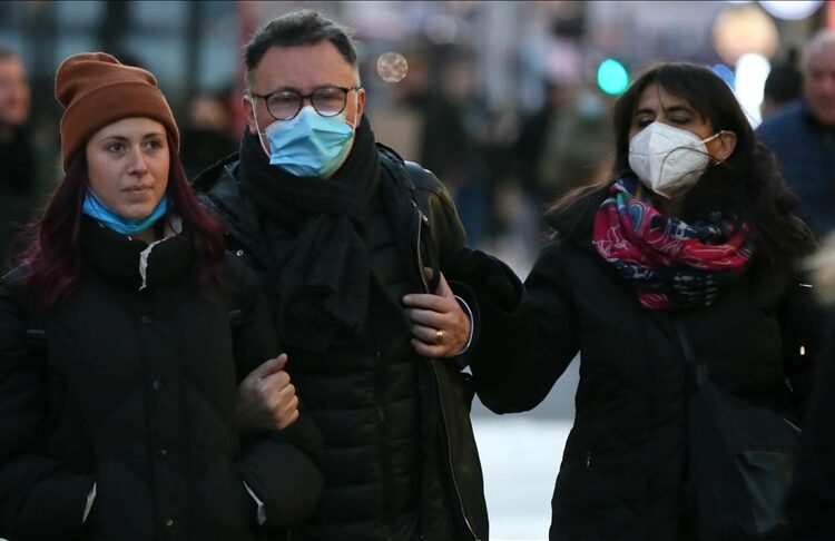 A través de inteligencia artificial, advierten que podrían surgir variantes más contagiosas que Ómicron