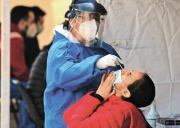 La OPS confirmó que disminuyeron los casos de COVID-19 en las Américas pero aumentaron las muertes