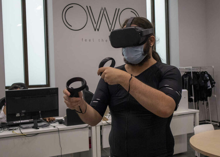 Una ‘start-up’ española crea una chaqueta que permitirá sentir los golpes y otras sensaciones que experimentan los personajes de los videojuegos