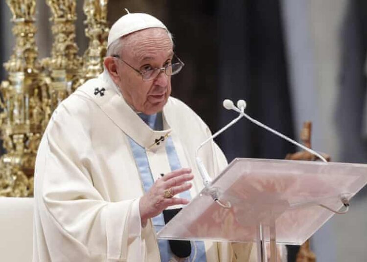 Papa Francisco pide diálogo en la crisis de Ucrania y dice que “la guerra es una locura”
