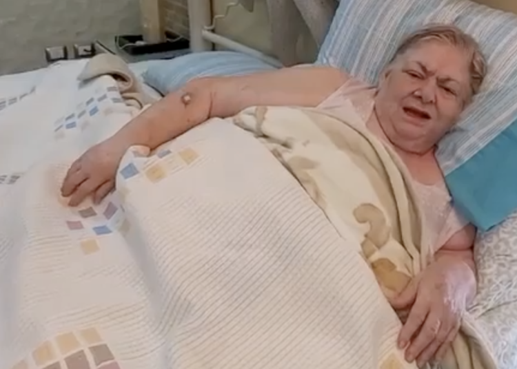 Triste y con dolores, Paquita la del barrio “está luchando” por su salud