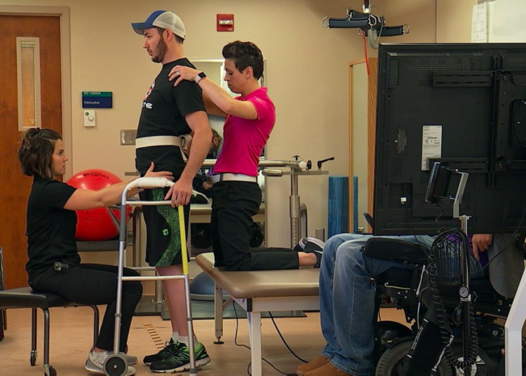 Parapléjicos consiguen caminar gracias a electrodos personalizados e inteligencia artificial