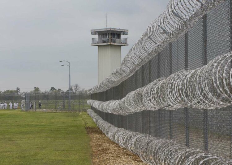 Estados Unidos confinó todas las prisiones federales por una pelea entre pandillas que dejó dos muertos