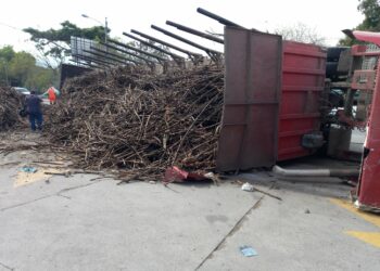 Se reporta rastra volcada sobre carretera Troncal del Norte