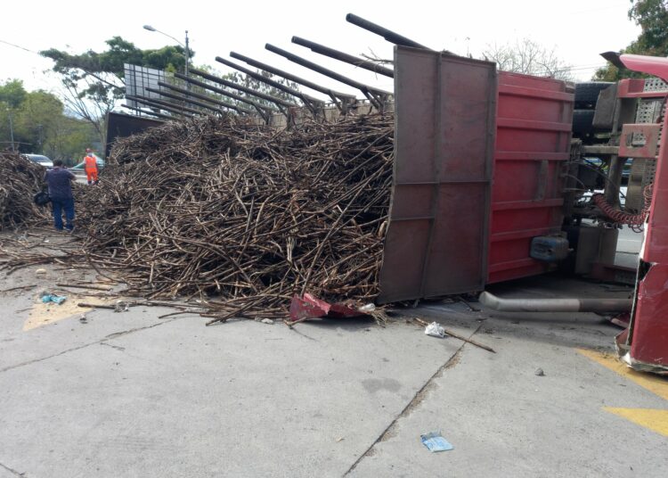 Se reporta rastra volcada sobre carretera Troncal del Norte
