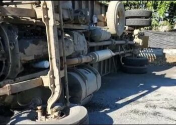 Se reporta rastra volcada en carretera que conduce de Chalchuapa a Santa Ana